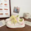 Tênis Rosa de Solado Grosso para Esportes Femininos Verão Novo Design Chique de Nicho Sapatos de Pão Estudantes Respirável Sapatos Brancos