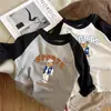 Camiseta de manga longa color block 100% algodão para bebê, nova blusa base com patchwork de desenho animado para primavera e outono para crianças pequenas, top de camiseta de bebê