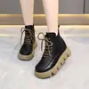 Botas Femininas Estilo Britânico 2025 Outono e Inverno Nova Moda Pequenas Botas Curtas Casuais Que Mostram o Pé Forradas com Lã de Carneiro de Amarrar Botas de Sola Grossa