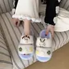 Novas pantufas de casa para outono e inverno: pantufas fofas, quentes e estilosas com sola grossa de pelúcia para mulheres, perfeitas para usar ao ar livre, com um design jovem e feminino para 2026