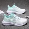 Fabricantes transfronterizos envían zapatos Jinjiang para mujer, zapatillas ultraligeras para correr, zapatos con amortiguación, zapatillas de salto de longitud para niñas