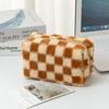Nueva Bolsa de Lápices de Peluche a Cuadros de Alto Valor Gran Capacidad Bolsa de Maquillaje Ajedrez Bolsa de Lápices para Almacenamiento de Estudiantes Bolsa para Artículos de Papelería