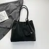 Bolsa Fosca Feminina 2025 Nova de Alto Padrão de Nicho Grande Capacidade para Trabalho Casual Roupas de Trabalho Bolsa Tote de Camurça Tendência