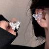 Dongju 2023 nuevo estilo clip para oreja sin perforar de hueso de la oreja con mariposa de diamante brillante de viento frío pendientes para mujer sentido diseño nicho clip para oreja