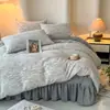 2026 Nuevo Conjunto Sencillo Estilo Fantasma de Leche Polar Cuatro Piezas Engrosado Cálido Estilo Cubrecama Estilo Falda de Cama Alta