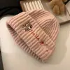 Chapéu de inverno feminino, fofo e espesso para aquecimento, versátil e adorável, adequado para estudantes, com circunferência da cabeça grande, estilo coreano, cobre as orelhas e afina o rosto, também adequado para mulheres no pós-parto