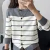 Cárdigan de Punto Bordado con Rayas de Contraste Coreano para Mujer 25 Otoño e Invierno Nuevo Suéter Holgado de Combinación de Colores con Cuello Redondo para Mujer