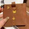 Tienda de Oro Mismo Estilo Collar de Calabaza de Cuatro Hojas Trituradas Chapado en Oro para Mujer, Versátil y Elegante, Joyería de Cadena para Clavícula de Mariposa con Forma de Corazón