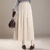 Saia midi plissada de veludo estilosa para mulheres, nova coleção outono/inverno 2026, cintura alta, saia evasê que afina, elegante e versátil para o trabalho