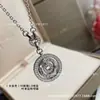 Colar de Moeda de Cobre Redonda V Gold Boge Moeda de Cobre Moeda Cheia de Diamante Concha Branca Escultura Fina CNC Colar de Temperamento para Mulheres Fabricante Atacado
