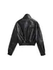 Moda Feminina Europeia e Americana Transfronteiriça Outono 2025 Nova Jaqueta Biker Curta Estilosa de Couro Sintético com Gola Alta e Bolsos Decorados para Mulheres