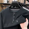 Moletom Masculino Old Money Style em Mistura de Lã e Seda, Nova Coleção Outono 2026, Bolso Real, Gola Redonda, Camiseta Masculina Casual de Manga Longa