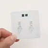 El pequeño trozo de metal en el lóbulo de la oreja es una medalla miniatura rebelde que el cuerpo se otorga a sí mismo, un Arete de Cinta de Mariposa