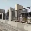 Cercado moderno de acero galvanizado escalonado, resistente a la intemperie y a la corrosión, hecho a medida para áreas residenciales, parques industriales y proyectos de protección de muros municipales