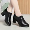 Moda Nova Primavera/Verão 2026 Tamanho Grande Casual Couro Macio Sapatos Femininos de Salto Bloco Cor Vinho, Sapato de Boca Profunda para Comércio Transfronteiriço
