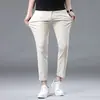 Jeans beige de corte alto de alta gama para hombre de Hong Kong, pantalones ajustados skinny ajustados elásticos de moda, nuevo estilo de primavera y otoño