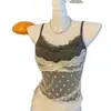 Camisola estilo retrô com poás e renda nas costas, de duas peças falsas com bojos, projetada para ser usada como peça externa e criar um efeito emagrecedor.