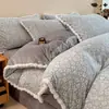 Conjunto de quatro peças em veludo de leite grau A com bordados florais, alta densidade, espesso e quente, adequado para uso no inverno, feito de flanela francesa e fleece de coral, um conjunto de três peças para dormitórios