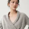 Elegante y versátil, este suéter de cachemira de color liso presenta un diseño de cuello en V cruzado, una estética minimalista y un estilo relajado y sin esfuerzo.. Es un jersey de lana de manga larga perfecto para añadir un toque de sofisticación a tu look