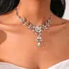 Set de Pendientes Largos de Flor Incrustados de Diamantes y Collar, Cadena para Clavícula Fresca y Elegante con un Toque de Lujo Ligero y de Alta Gama para Mujer