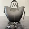 Bolsa de ombro de couro genuíno de grande capacidade para mulheres, nova bolsa tote casual 2026 com padrão de lichia texturizado, bolsa de antebraço fashion
