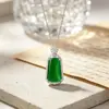 Nuevo collar colgante geométrico de calcidonita sintética verde estilo chino, sensación de lujo ligero y alta gama, accesorio de collar minimalista para la clavícula