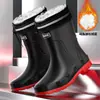Botas de chuva masculinas de bico fechado, comprimento até a panturrilha, impermeáveis, antiderrapantes, resistentes ao desgaste, adequadas para pesca, uso na cozinha e como botas de trabalho ou sapatos de borracha.