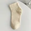 Colección de primavera y otoño: calcetines cortos de color liso, modernos y versátiles, con un diseño elegante, adecuados para mujer, absorben el sudor y resisten el olor, y diseñados para permanecer en su lugar sin resbalarse del talón