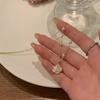 Nuevo y moderno collar de camelia con cadena de clavícula y diseño elegante para mujer