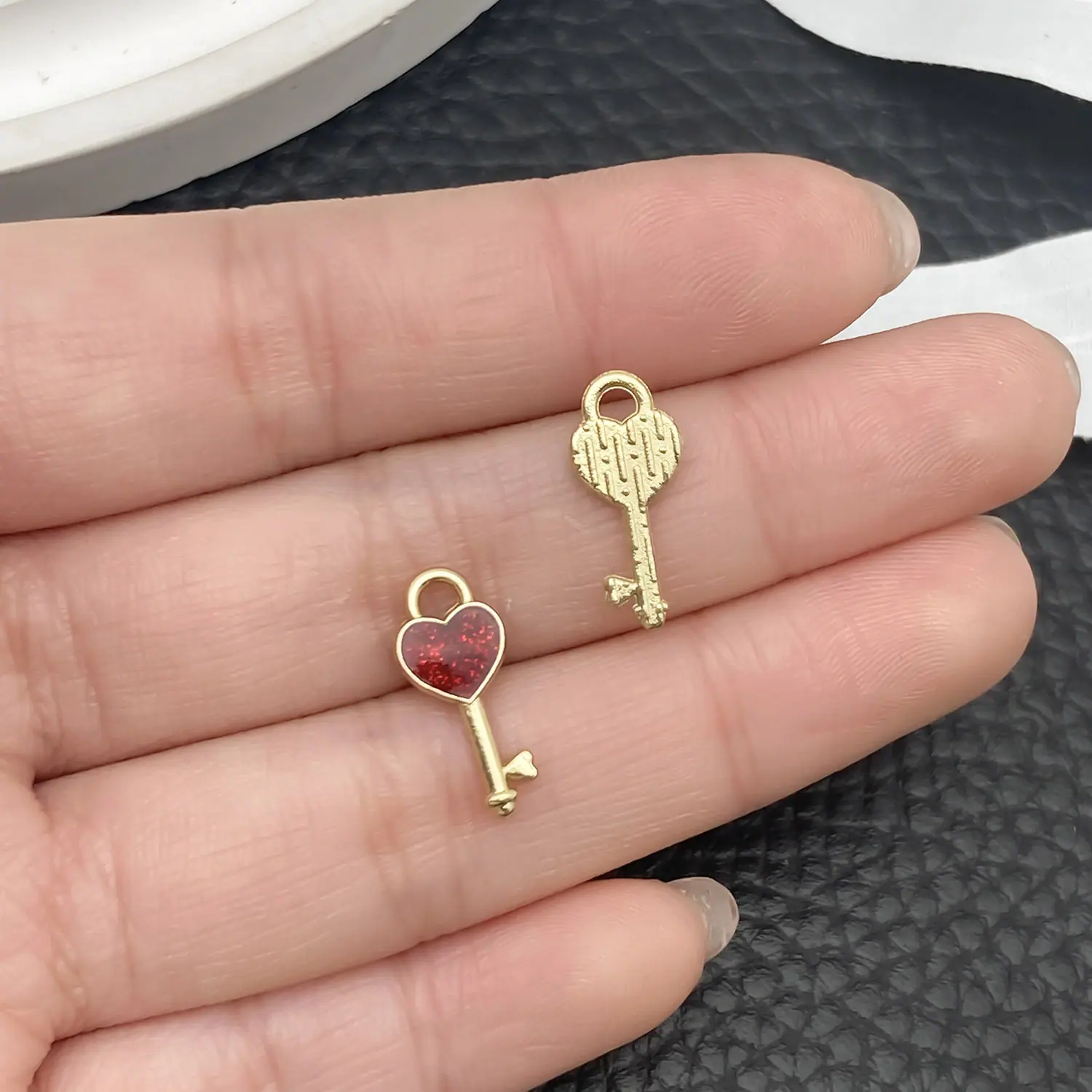 21492-DL-粉色洒金滴油锌合金情人节钥匙16x7mm-