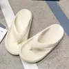 Chanclas de verano para mujer, nuevo estilo para parejas, sandalias outdoor de suela gruesa, pantuflas antideslizantes para hombre para uso en el baño