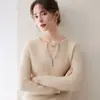 Elegante y versátil, este suéter de cachemira estilo Henley, semiabierto y con cuello en V, presenta botones de concha y mangas largas, lo que lo hace perfecto para la oficina