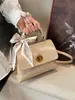 Bolsa Pequena Quadrada Estilo Francês para Mulheres, Lançamento Verão 2026, Bolsa de Ombro Versátil de Nicho Vintage com Toque de Luxo, Bolsa Feminina Tendência