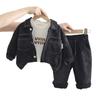 Conjunto de Outono Estiloso e Moderno para Meninos 2025 Novo Modelo para Bebês e Crianças Pequenas, Conjunto de Três Peças com Design Quadrado Criativo, Roupa para Meninos
