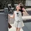 Conjunto de Niña Estilo Coreano: Conjunto de Dos Piezas para Niños Mayores: Top sin Mangas con Cuello y Lazo y Falda Corta Plisada de Seda Helada