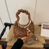 Elegante y moderna bolsa de mano con estampado de leopardo estilo coreano para mujer, nueva colección otoño 2026, bolso de hombro chic y ligero con diseño plisado