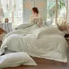 Conjunto de quatro peças com bordado floral estilo francês de luxo leve, conjunto de capa de edredom de renda macia na cor sólida, adequado para pousadas e hospedarias, roupa de cama para todas as estações