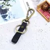 Anel Decorativo Simples de Liga Metálica Estilo Retro Artístico Decoração de Tira de Couro Chaveiro de Carro Masculino
