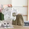 Traje de Verano 2025 para Niños de Manga Corta Conjunto de Tres Piezas con Tops Casuales de Moda con Letras Verticales y Pantalones Cortos para Niños