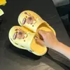 Sandalias perforadas para niños para el verano, pantuflas de dibujos animados para niños y niñas, zapatos perforados para bebé resistentes al olor para interior y exterior del hogar