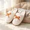 Pantuflas de algodón afelpado con lazo de encaje para mujer, pantuflas peludas cálidas de suela gruesa para interior para otoño e invierno, lindo estilo femenino