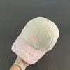 Gorra de Béisbol de Felpa con Letra para Mujer, Gorra con Visera a Cuadros de Terciopelo de Cordero a Prueba de Viento y Cálida para Otoño e Invierno, Sombrero de Moda y Versátil