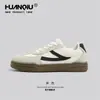 Tênis Casuais Masculinos 2026 Primavera Novo Sola Grossa Aumento de Altura Casuais Sapatos de Treino Alemães Simples Versáteis Sapatos Esportivos