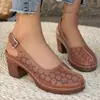 Sandálias de Tamanho Grande Moda Amazon Verão Vazadas Estilo Europeu e Americano Bico Fechado Salto Grosso Feminino Sandálias Retrô Atacado para Mulheres 2026