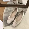 Zapatos planos poco profundos de punta cuadrada con pajarita color champán para mujer, nuevo estilo primavera 2024, zapatos de abuela de satén suaves