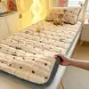 Cubrematraz acolchado de terciopelo de leche de alta densidad, grado A, con estampado de burbujas, adecuado para estudiantes, proporcionando calidez y amortiguación.
