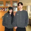 2025 Outono Novo Estilo Coreano Patch Bordado Estilo Preguiçoso Jaqueta de Malha Cinza Estilo Menino Malha para Homens e Mulheres