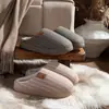 Zapatillas de algodón a rayas sencillas para uso en casa, nueva colección otoño/invierno 2026, con suela suave, forro de felpa y diseño antideslizante para mayor calidez y comodidad.