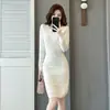Vestido de malha branco com gola redonda, estilo socialite elegante, inspirado na Chanel, com detalhes vazados, vestido justo de tricô feminino