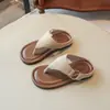 Sandalias chanclas de moda y casuales, nuevo estilo coreano de nicho para verano 2026 para mujer, sandalias de dedo planas casuales de punta abierta con suela suave